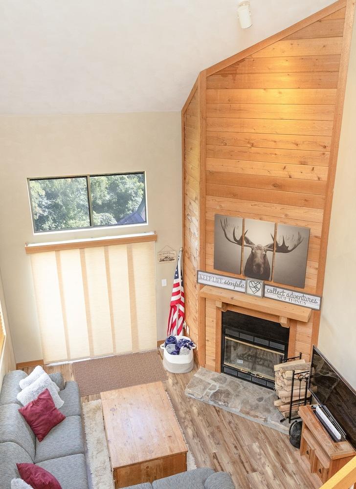 Seven Springs 2BR Loft Premium Condo, sleeps 11! by RedAwning