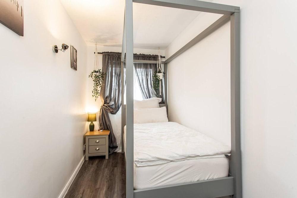 Immaculate 2-bed Apartment in Dagenham