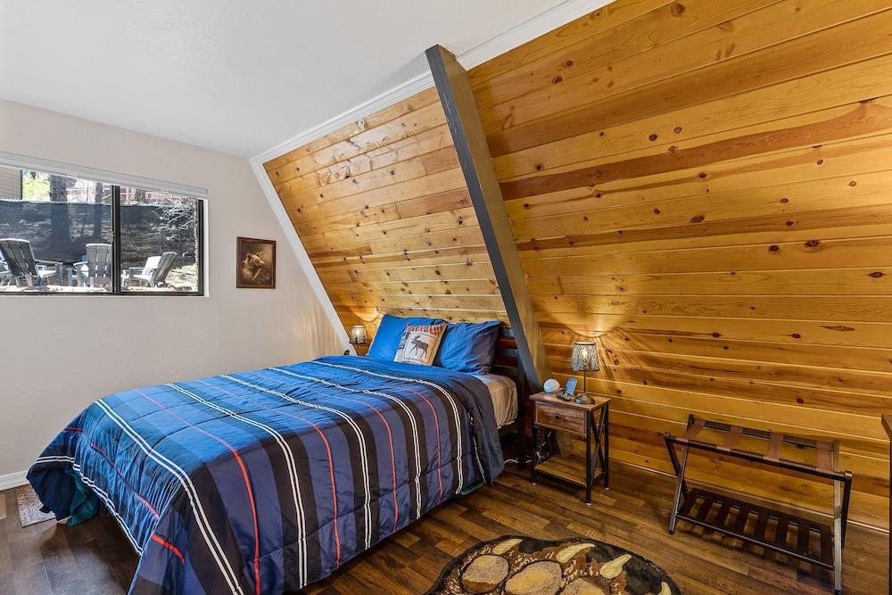 Spacious A-frame Pines Cabin 12 Beds Loft Game Room