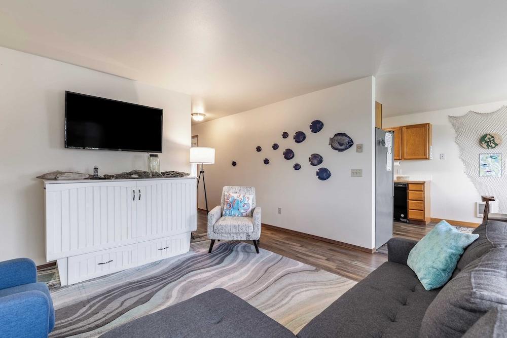 Seaside Getaway by Avantstay Deck w/ Views