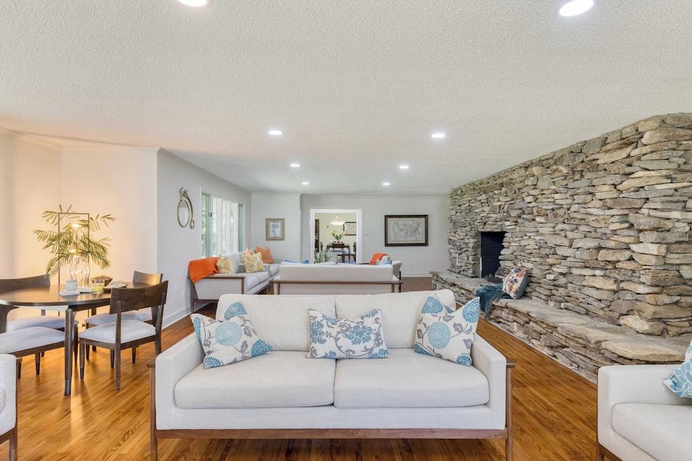 Amber Lodge by Avantstay Pool, Firepit, Sauna