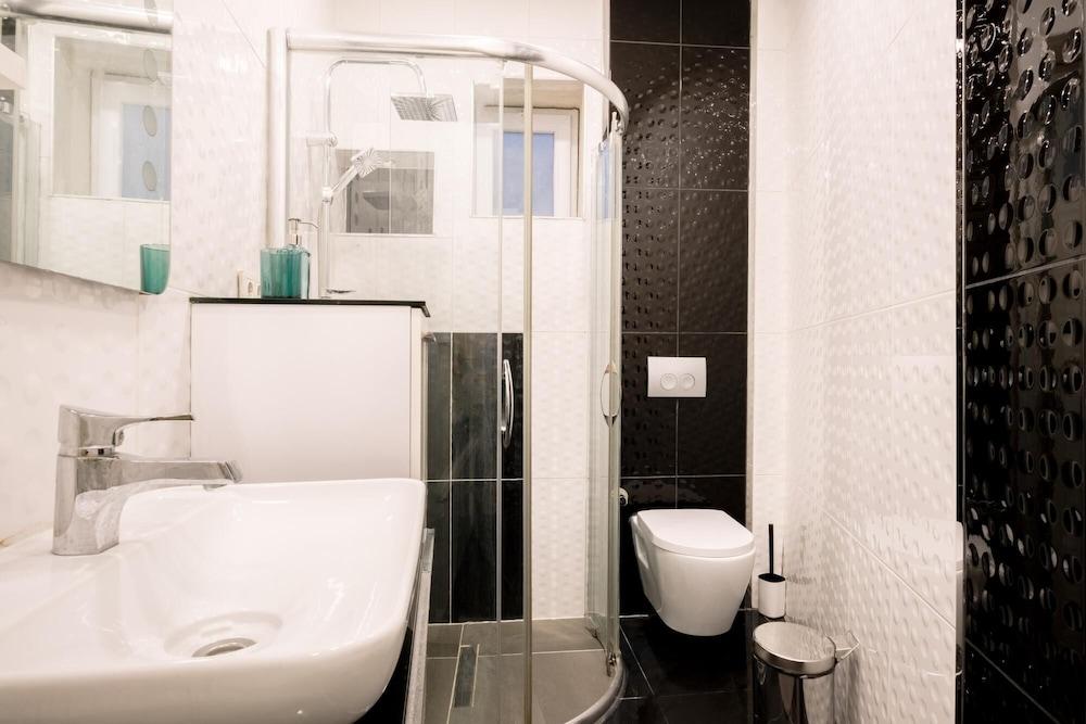 Modern Spacious Flat w Balcony 5 min to Taksim