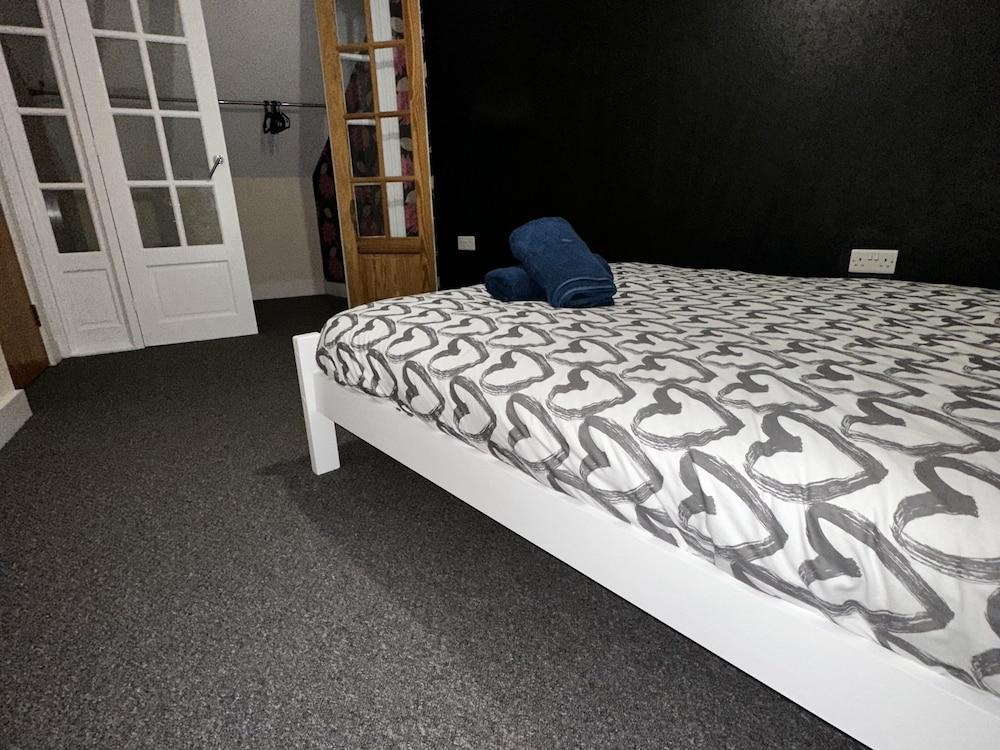 Stunning 5-bed House in Peterborough, Host 15 g