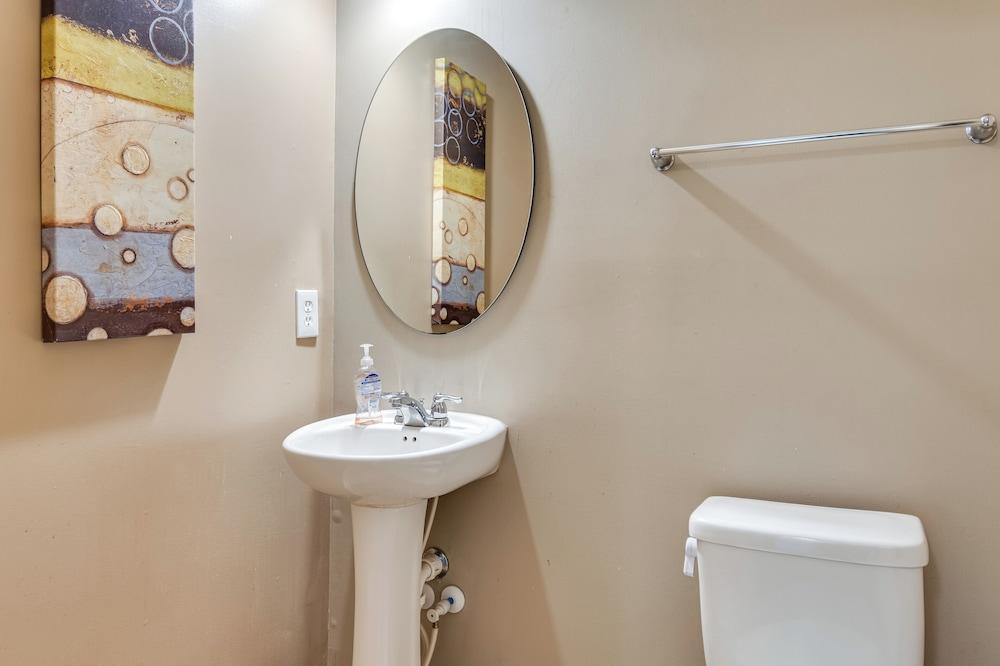 Indianapolis Home w/ Patio & Community Pool!