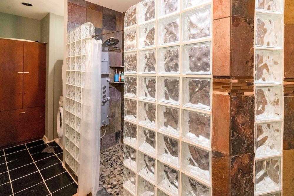 Houston Retreat With Fireplace & Balcony!