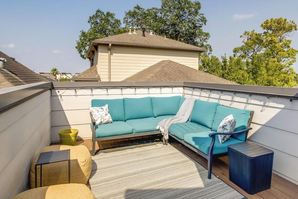 Houston Home w/ Rooftop Patio & Downtown Views!