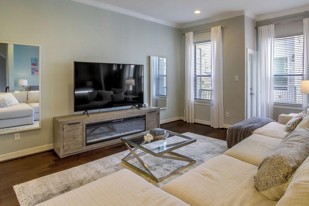 Houston Home w/ Rooftop Patio & Downtown Views!