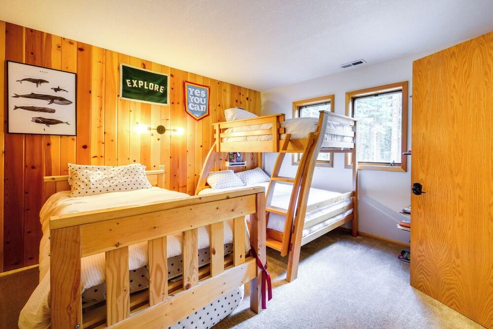 5 Mi to Donner Lake: Cabin w/ Deck + Pool Access!