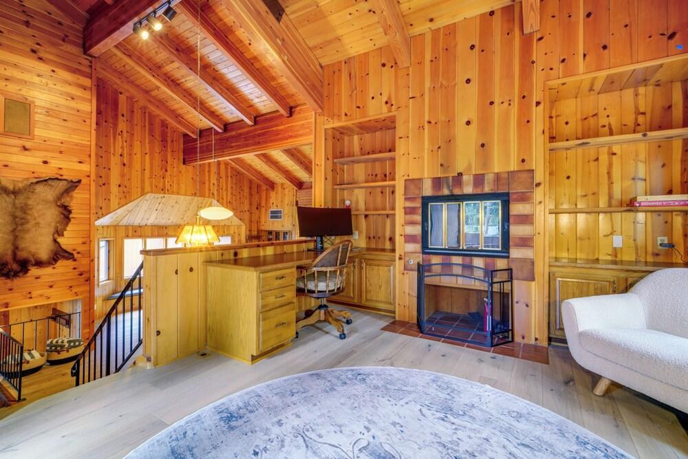 5 Mi to Donner Lake: Cabin w/ Deck + Pool Access!