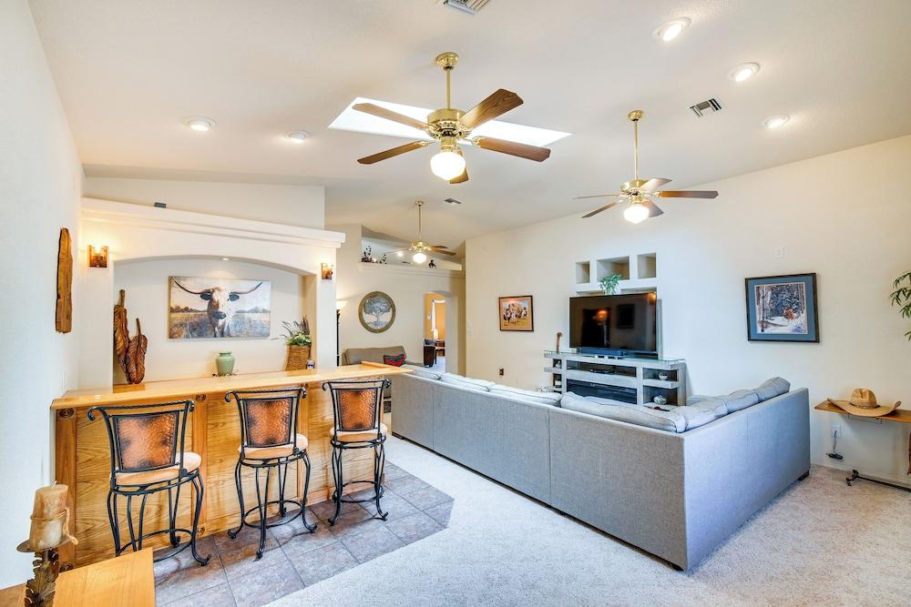 Pool, Bar & Grill: Lake Havasu Oasis!