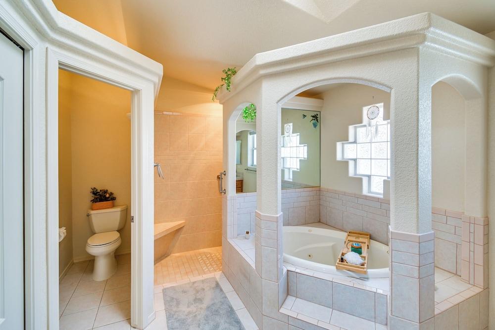 Pool, Bar & Grill: Lake Havasu Oasis!