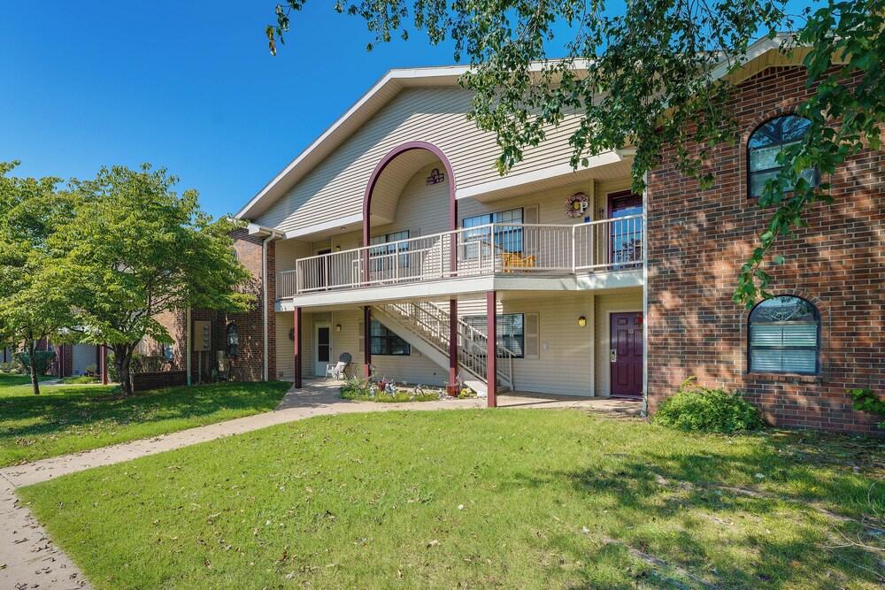 Inviting Branson Condo w/ Community Pool + Hot Tub