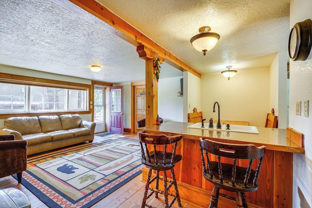 Secluded Stonewall Cabin w/ Mountain View!