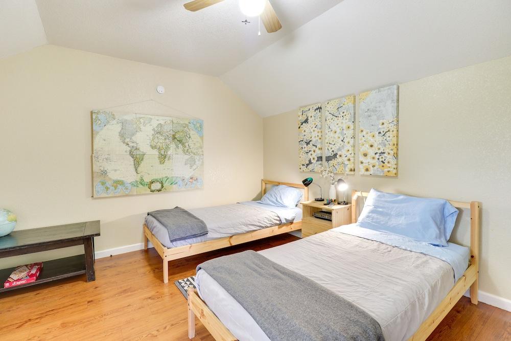 Austin Condo w/ Pool Access: 5 Mi to Downtown!