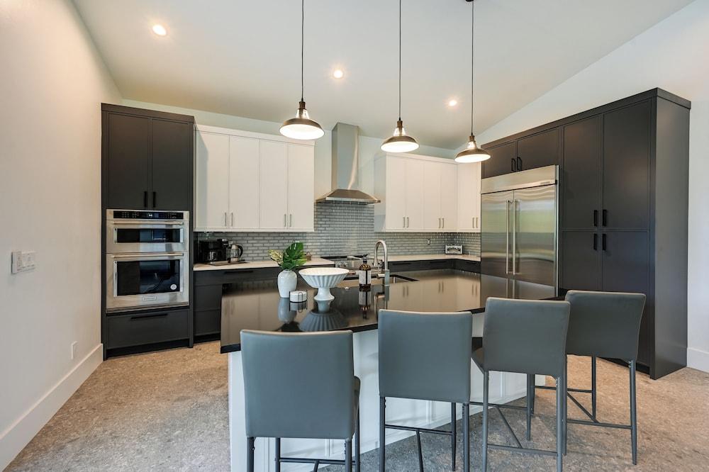 Contemporary Naples Home w/ Outdoor Kitchen & Pool