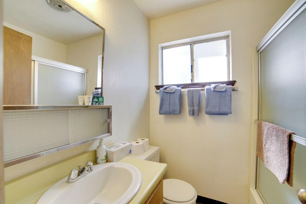 Mammoth Lakes Condo w/ Fireplace & Mountain Views