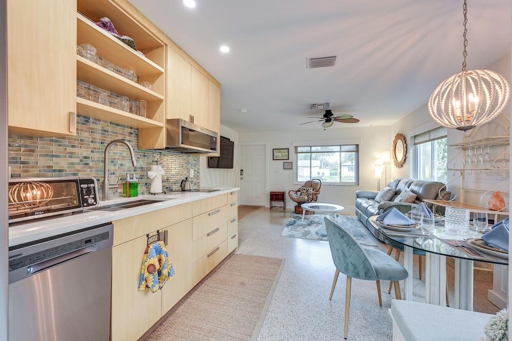 Sunny Florida Escape w/ Patio, Grill & Fire Pit!