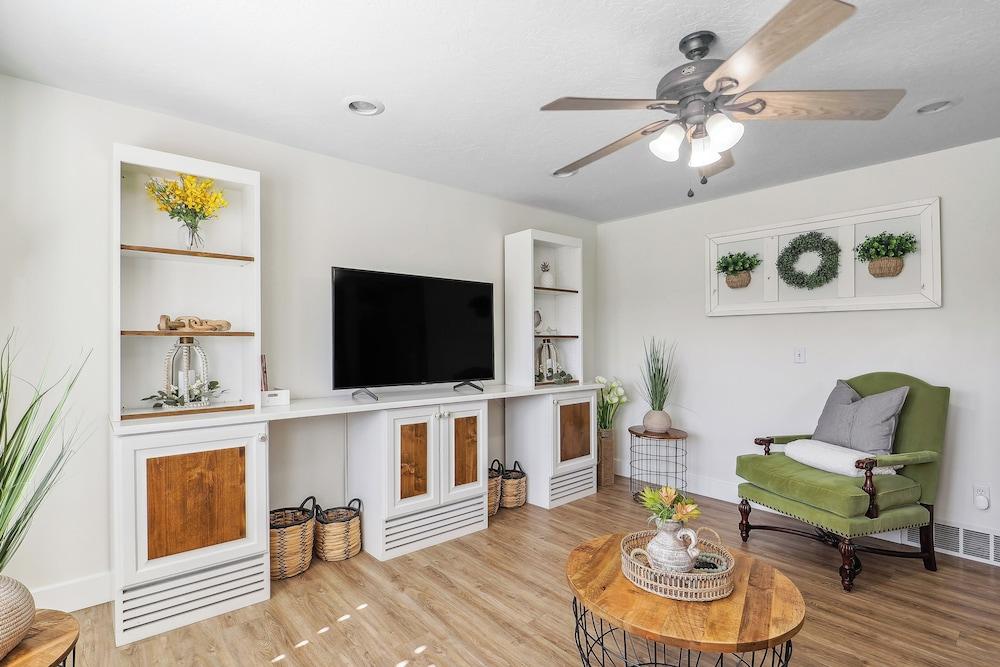 Charming Utah Getaway w/ Fire Pit & Furnished Deck