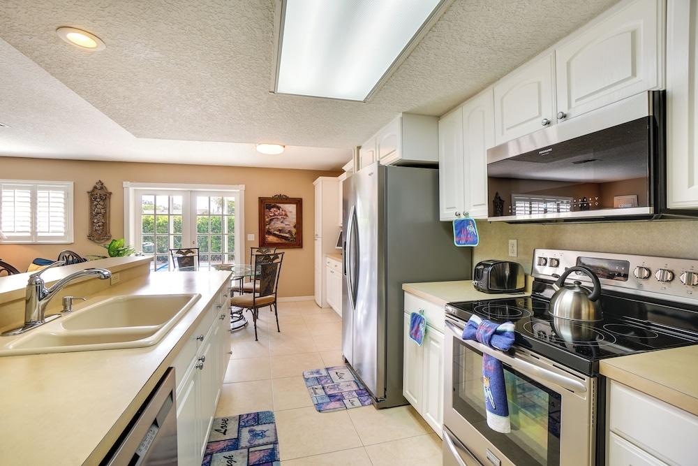 Near Busch Gardens: Sunny Florida Retreat w/ Pool!