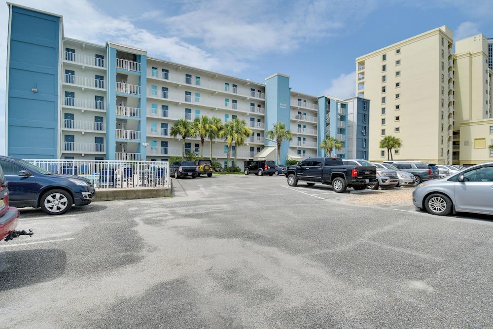 Beachfront Gulf Shores Condo w/ Community Pool!