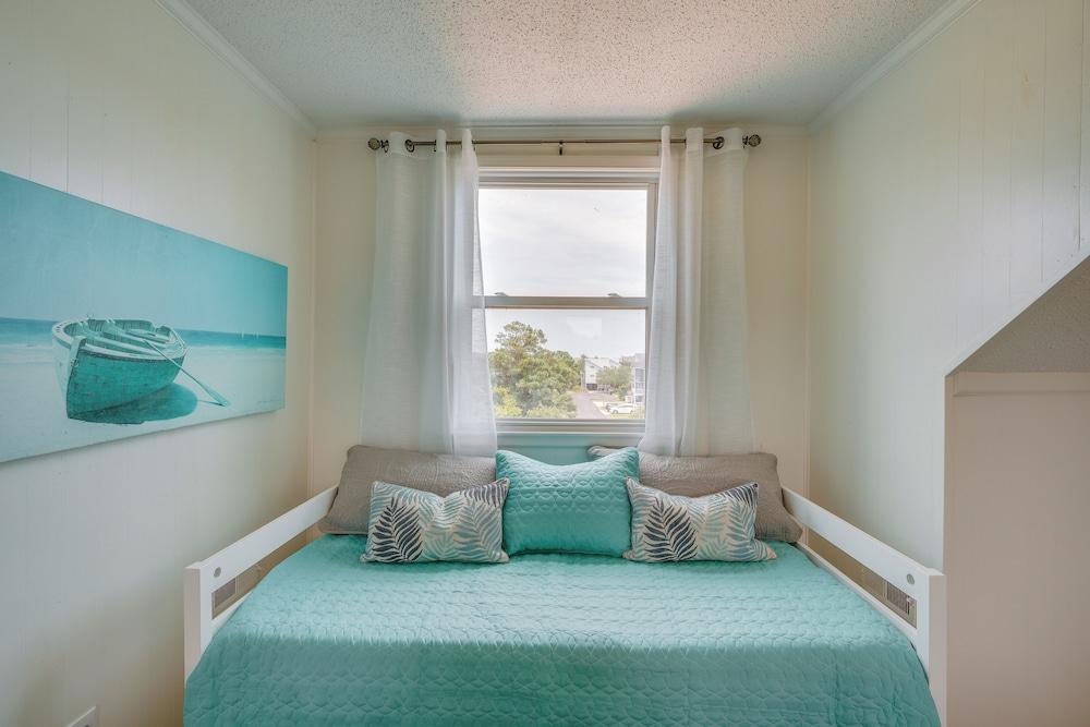 Sunny Corolla Home: Walk to Beach!