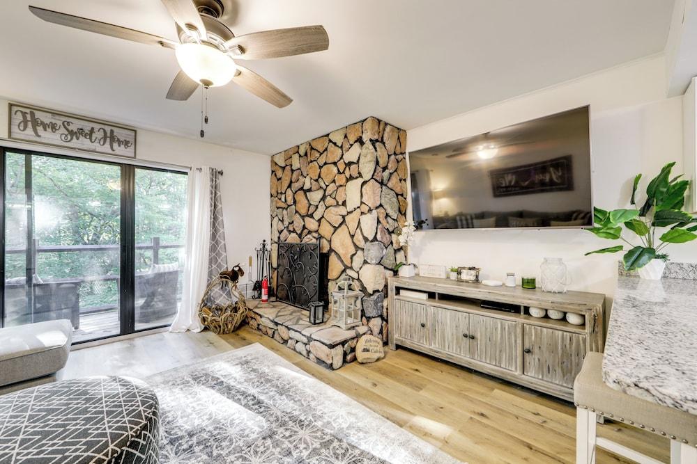 Sevierville Condo w/ Balcony + Pool Access!