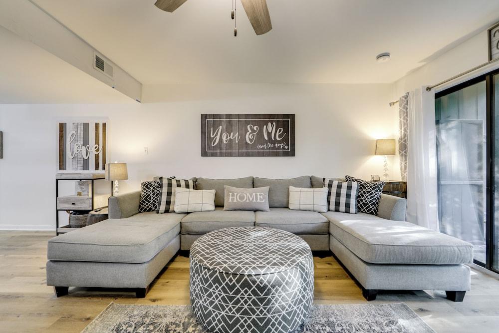 Sevierville Condo w/ Balcony + Pool Access!