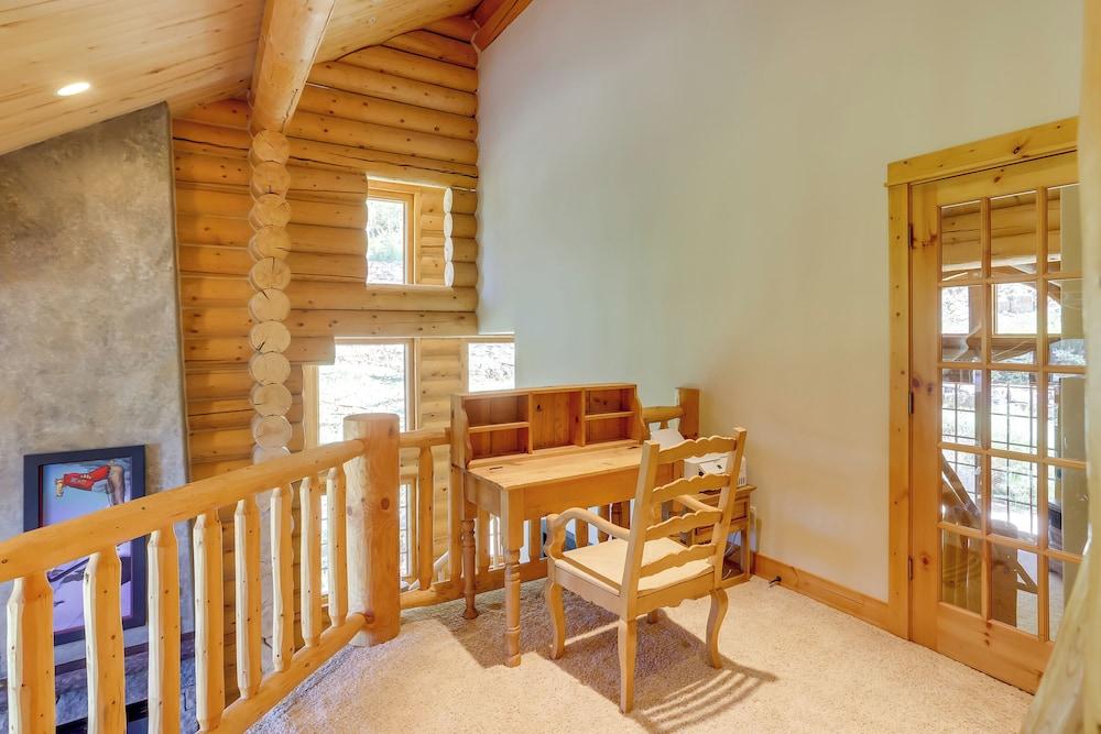 Ski-in/ski-out Mountain Village Condo w/ Hot Tub!