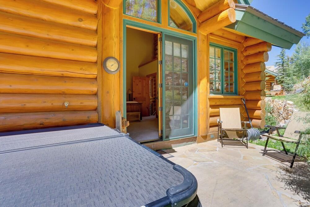 Ski-in/ski-out Mountain Village Condo w/ Hot Tub!