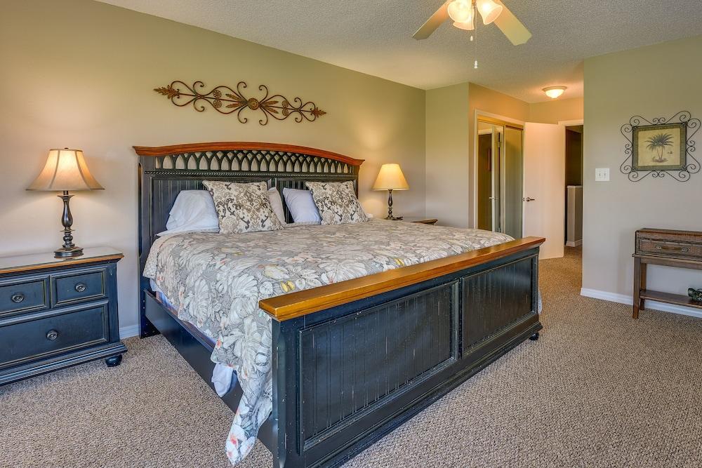 Miramar Beach Rental w/ Pool Access & Golf Course!