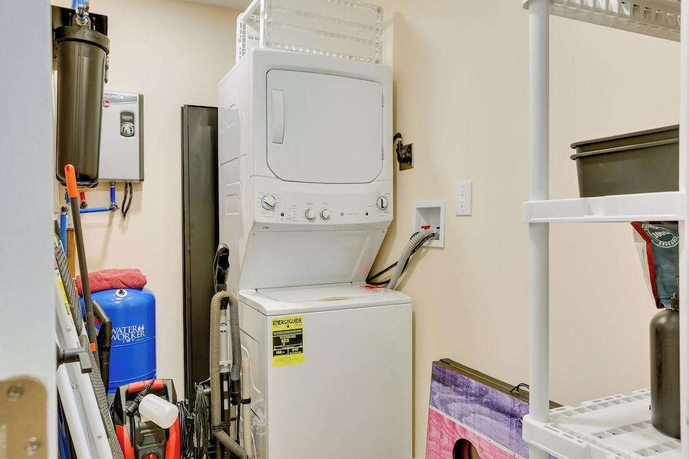 Secluded Poconos Cabin: 75 Acres & Fire Pit!