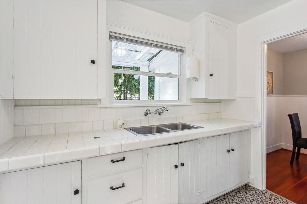 Charming Eugene Retreat: Private Hot Tub & Yard!