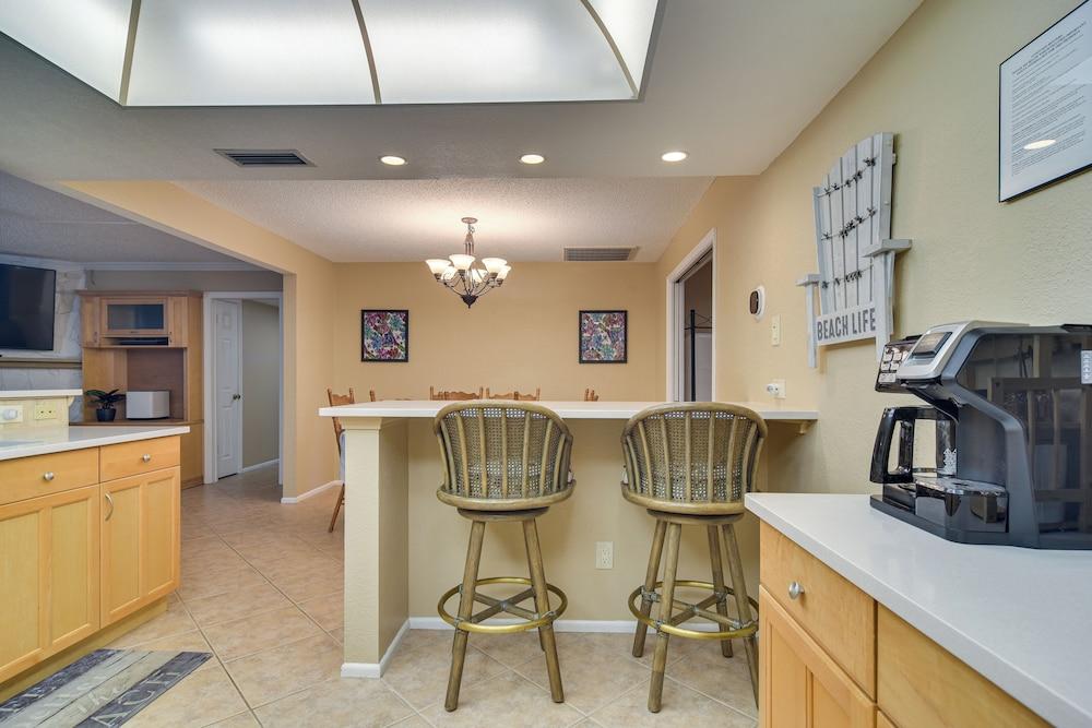 Private Pool, Slide & Treehouse: Largo Retreat