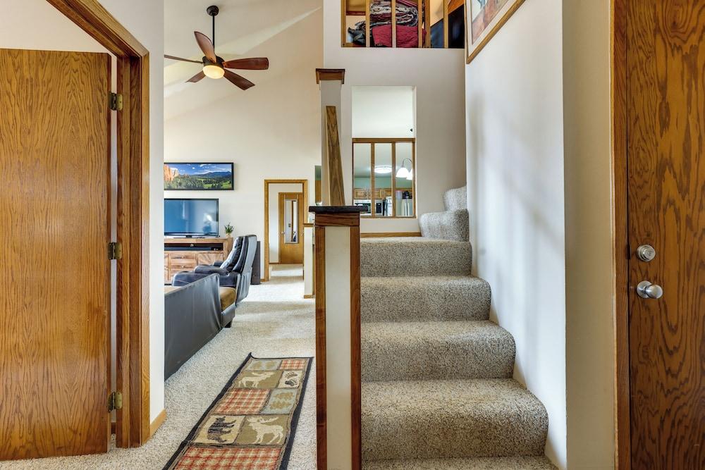 Cozy Condo w/ Balcony & Mtn View in Silverthorne!