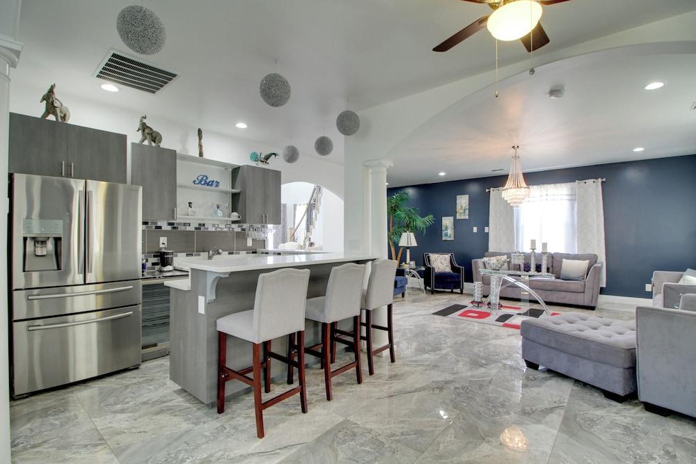 3 Mi to Rio Grande: Albuquerque Home w/ Balcony