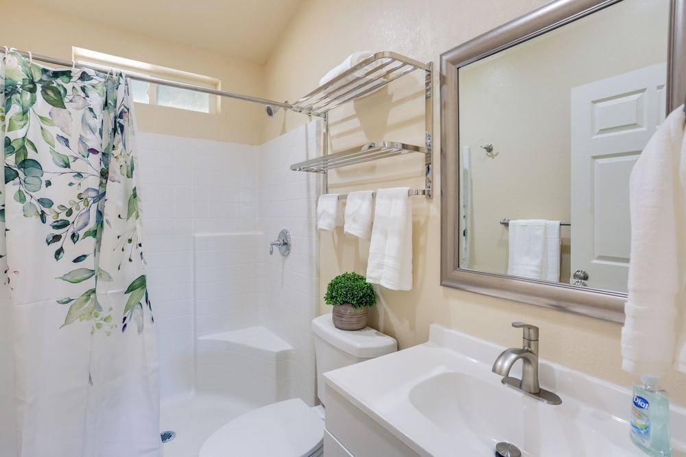 Comfy Oakhurst Duplex Near Hiking & Sightseeing!