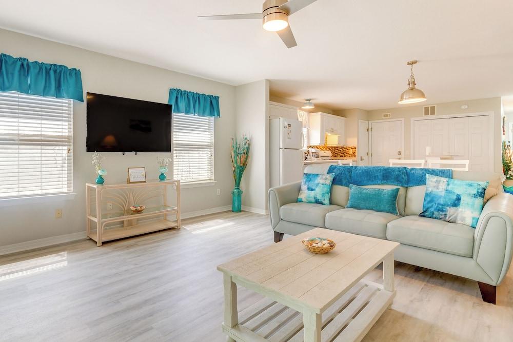 Fenced & Private Backyard: Navarre Retreat