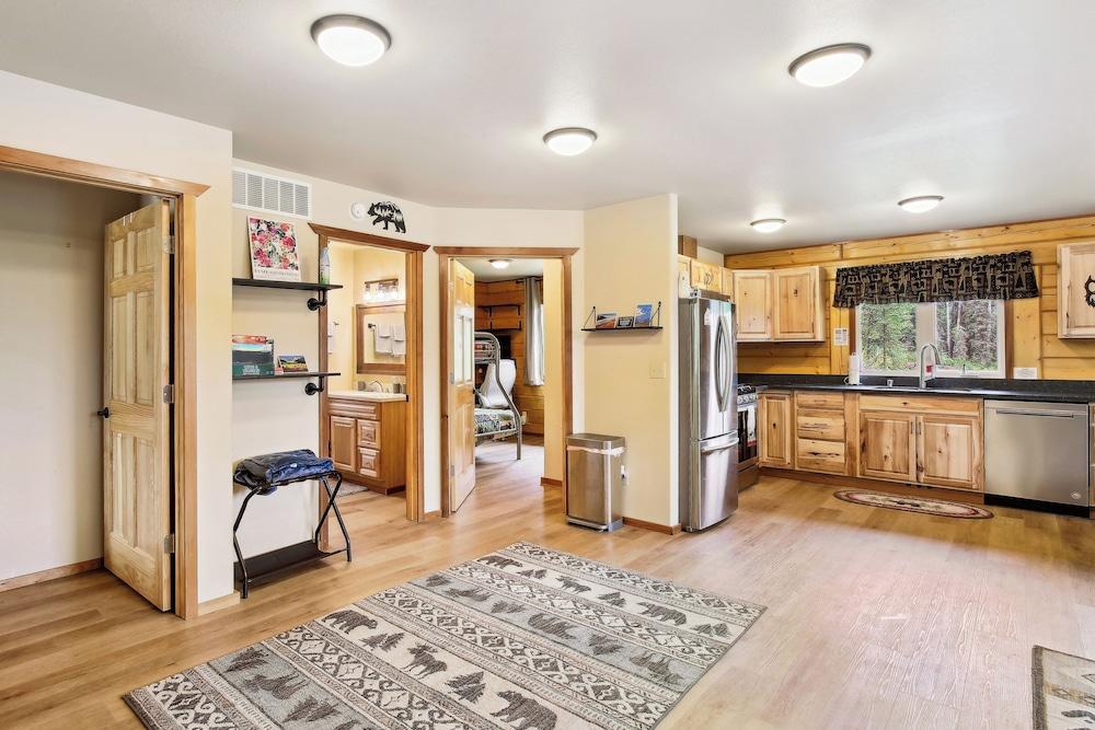 Welcoming Wasilla Cabin w/ Patio!