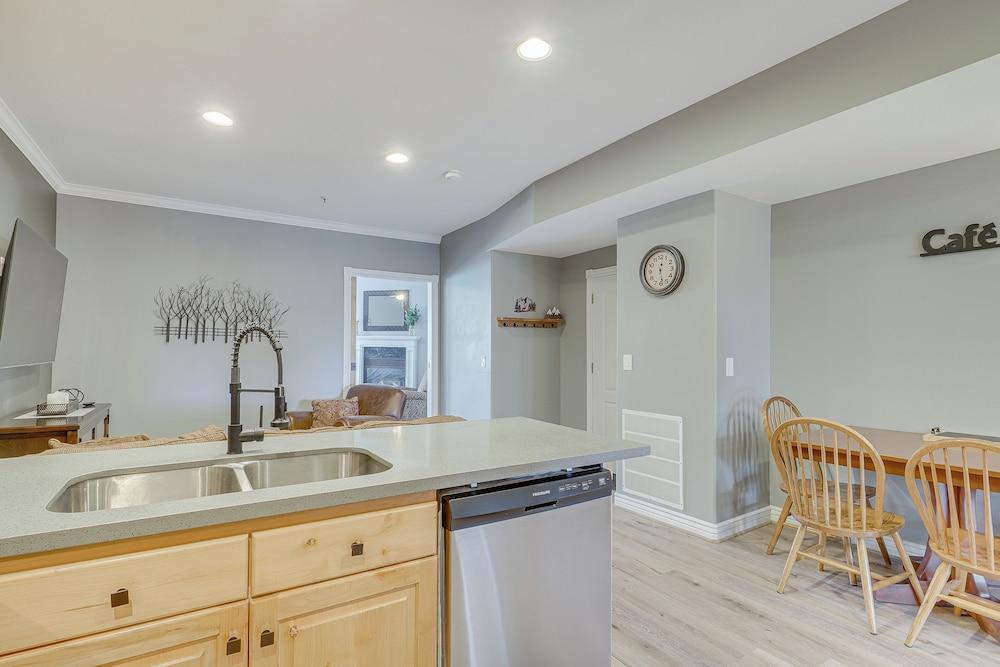 Luxe Midway Condo w/ Golf Course & Mountain Views!