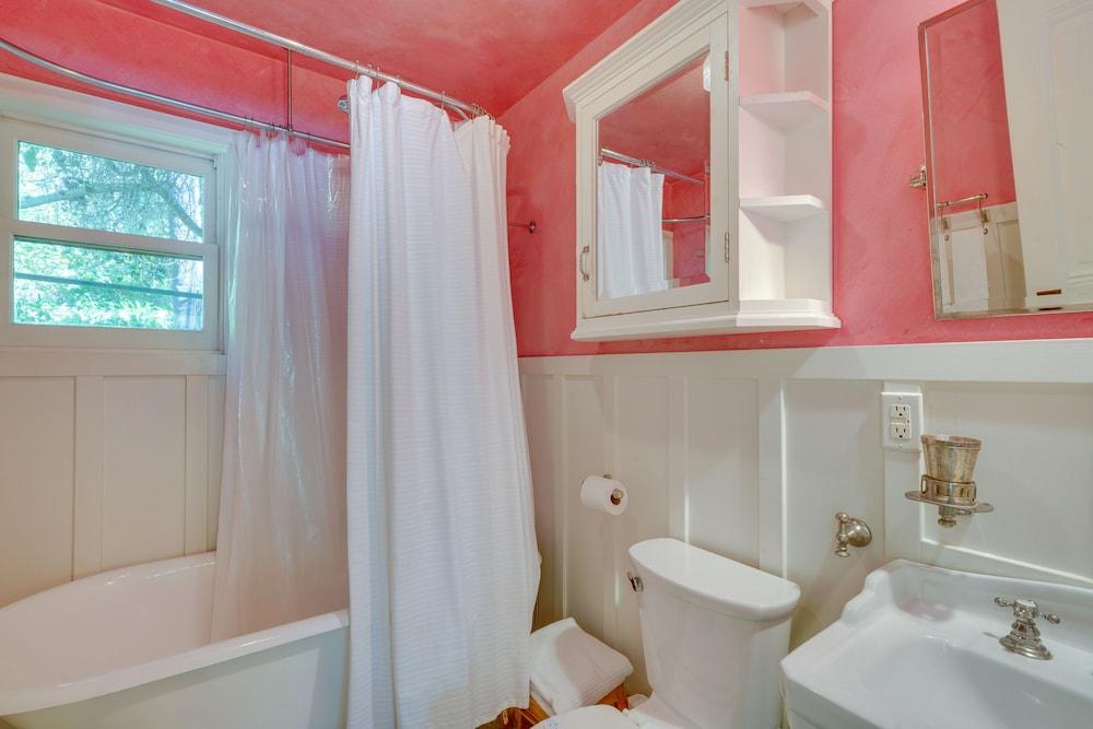 Farmhouse-chic Carpinteria Cottage w/ Pool Access