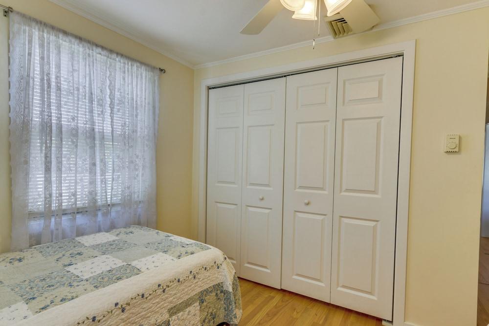 Cozy Westbrook Vacation Rental - Walk to Beach!