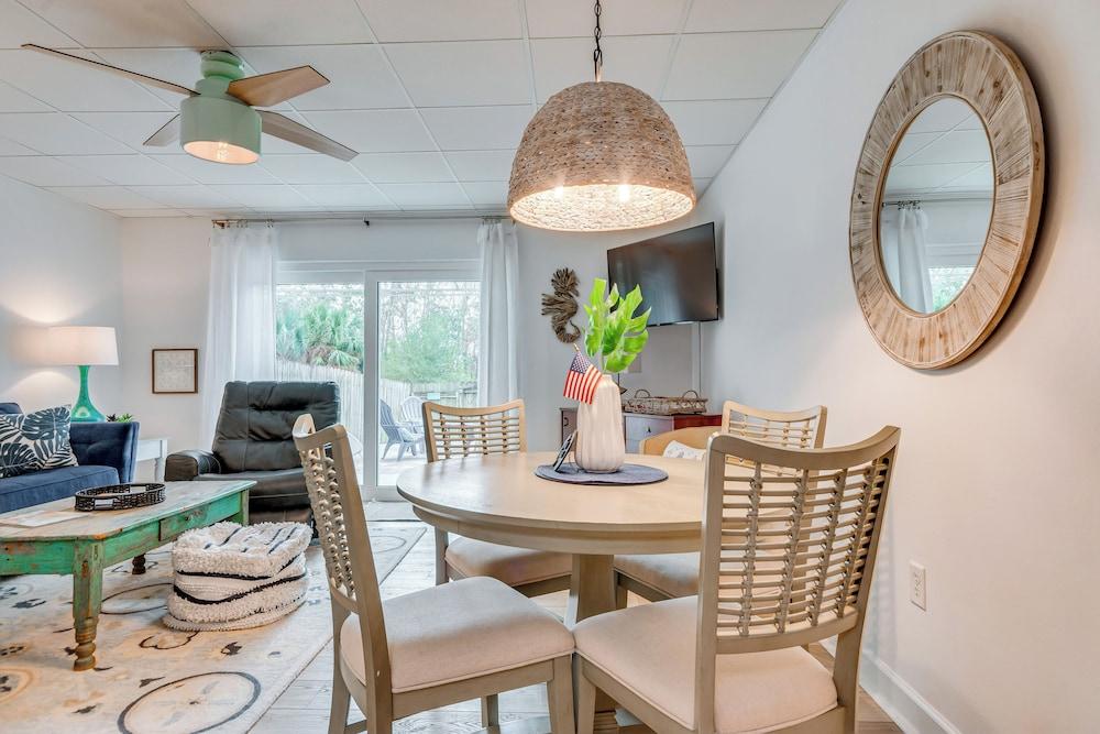 Gulf Breeze Escape w/ Patio + Community Pool!