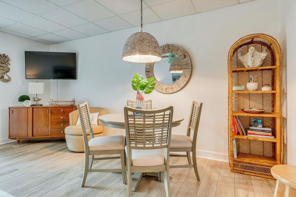 Gulf Breeze Escape w/ Patio + Community Pool!