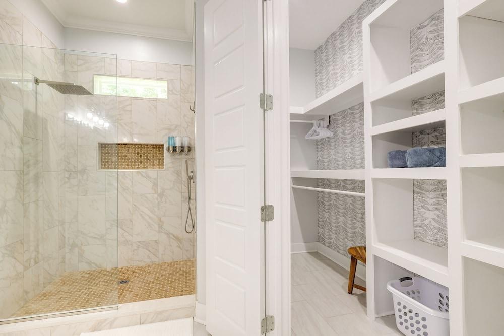 Bright Foley Home w/ Patio - 7 Mi to Wharf & Beach