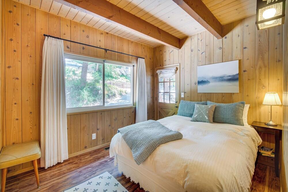 Steps to Lake Arrowhead: Cabin w/ Bbq!