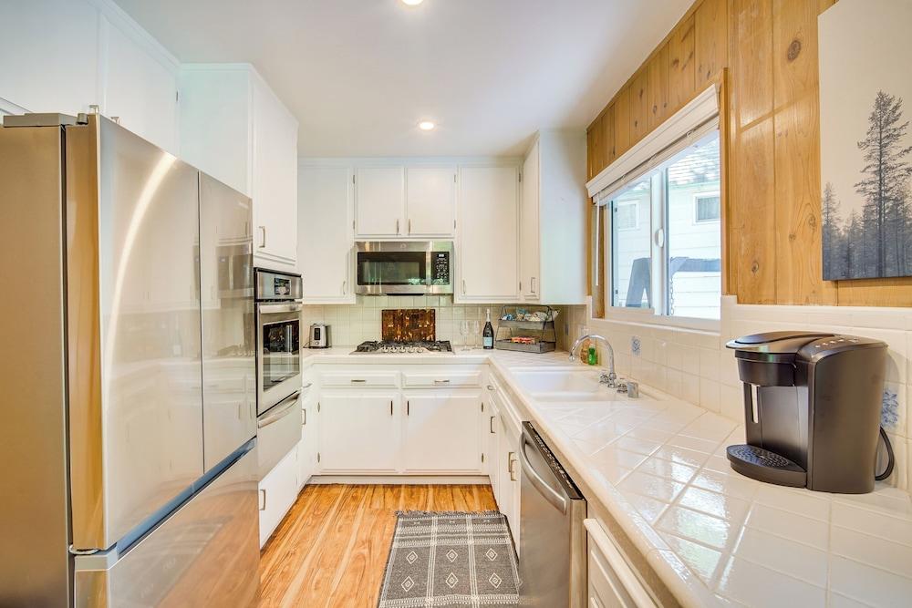 Steps to Lake Arrowhead: Cabin w/ Bbq!