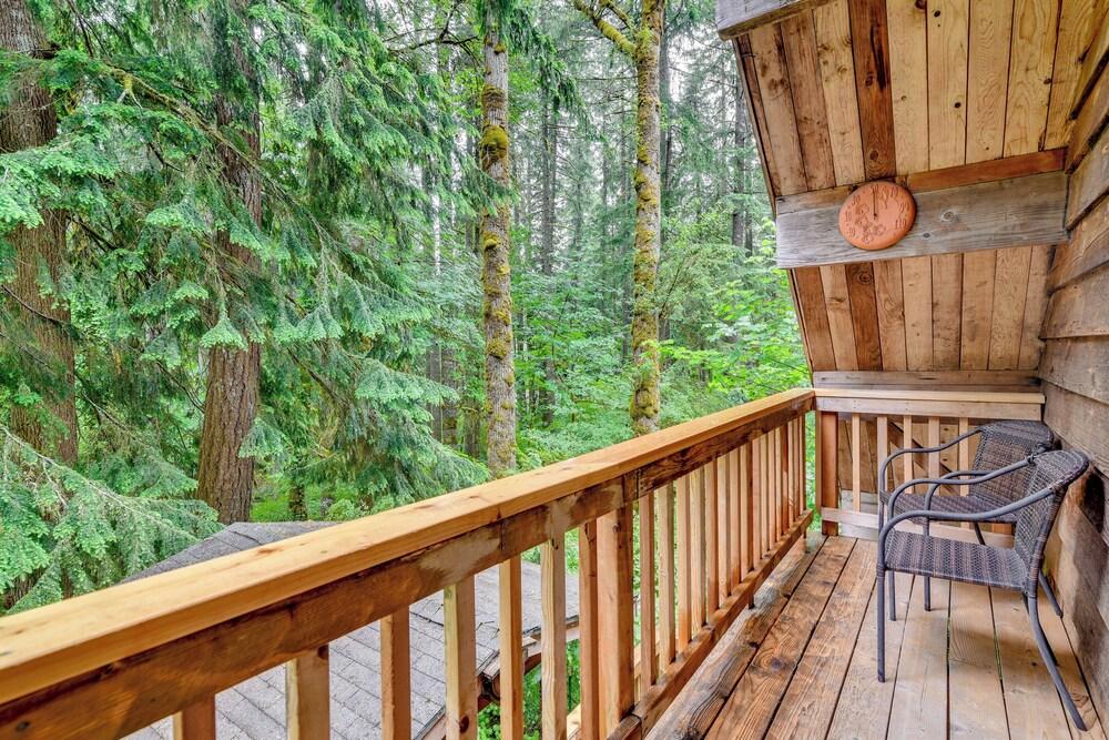 Peaceful Mt. Hood Cabin w/ Hot Tub & Fire Pit!