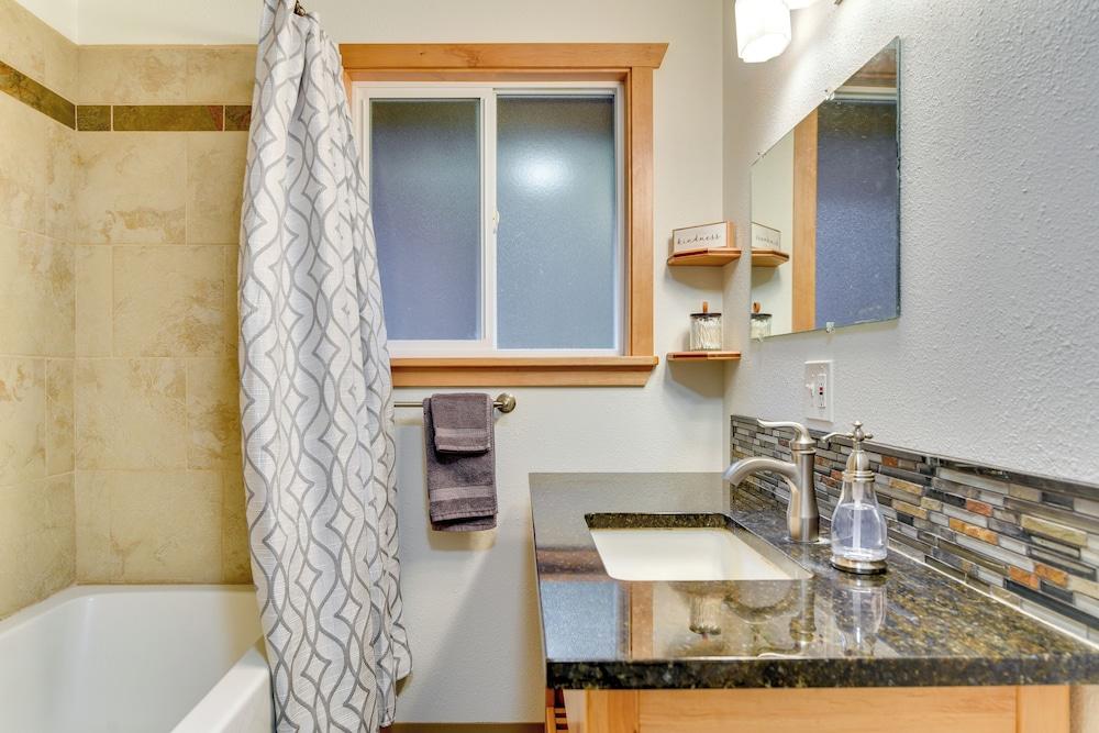 Peaceful Mt. Hood Cabin w/ Hot Tub & Fire Pit!