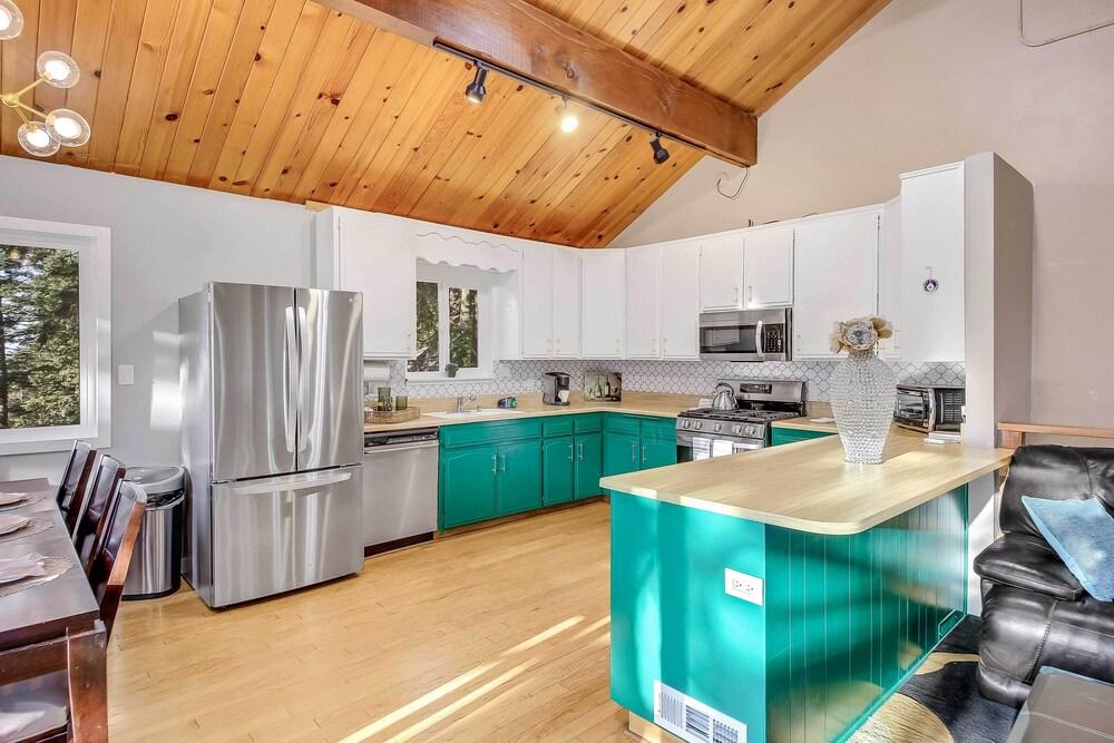 Tree-lined Lake Arrowhead Cabin ~ 1 Mi to Village!