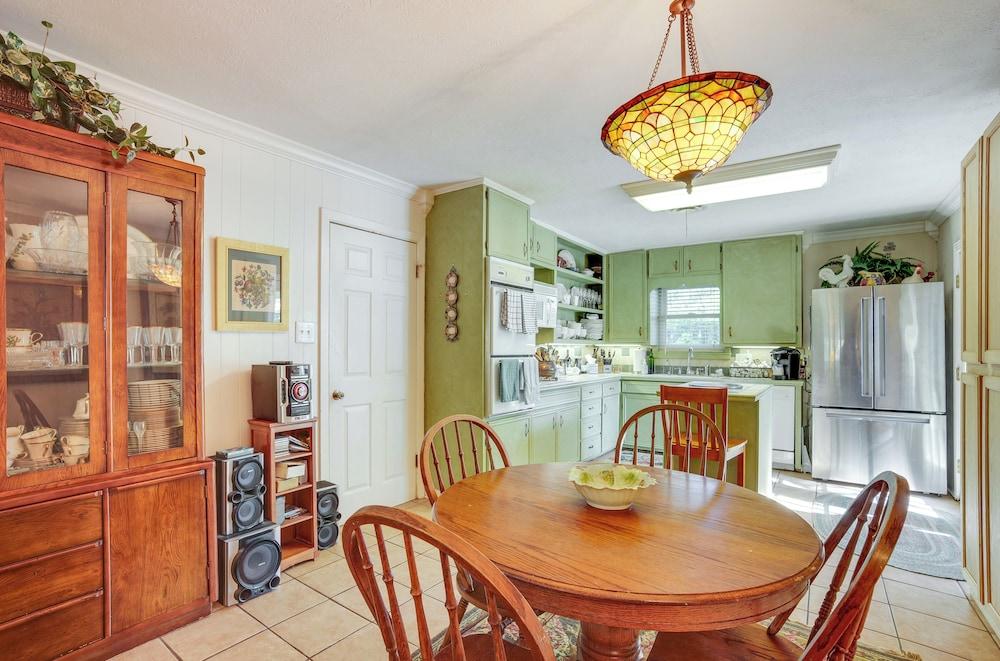 Lovely Bryan Home w/ Deck - 4 Mi to Kyle Field!